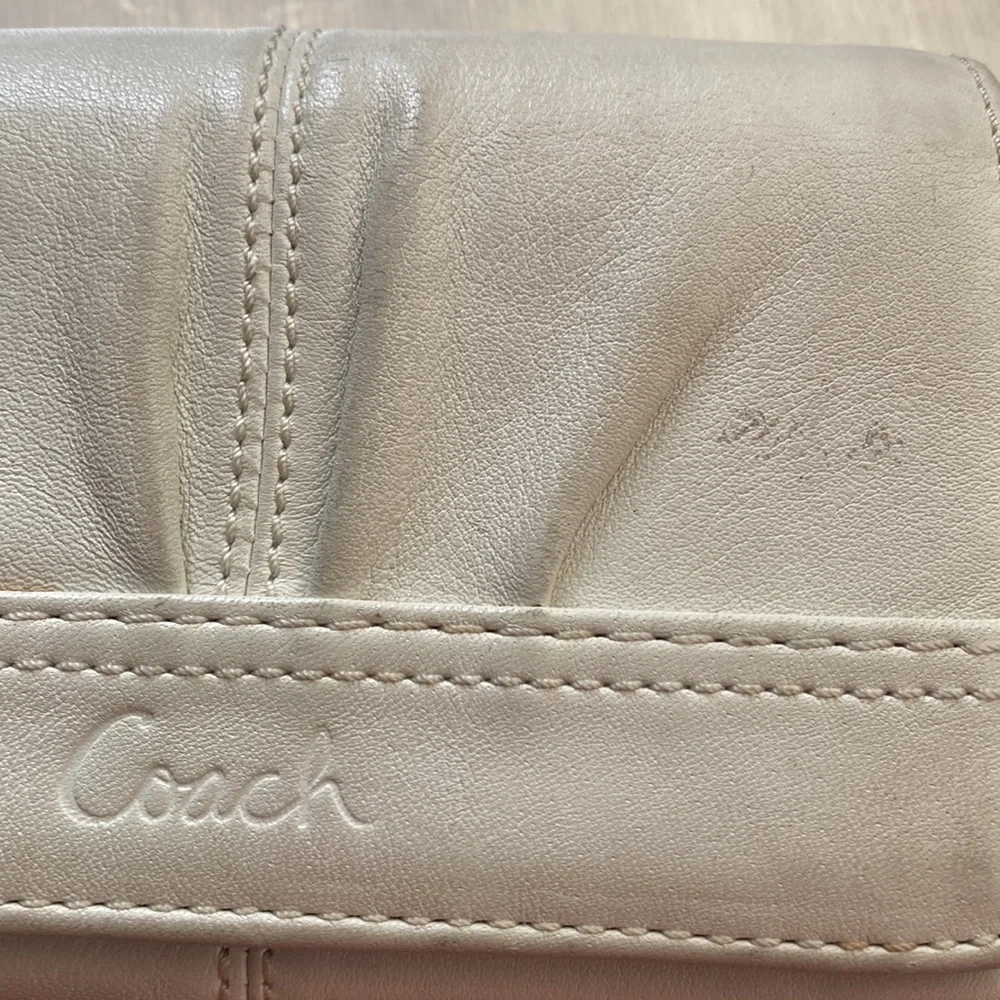 PRE-OWNED COACH WHITE WOMEN’S WALLET